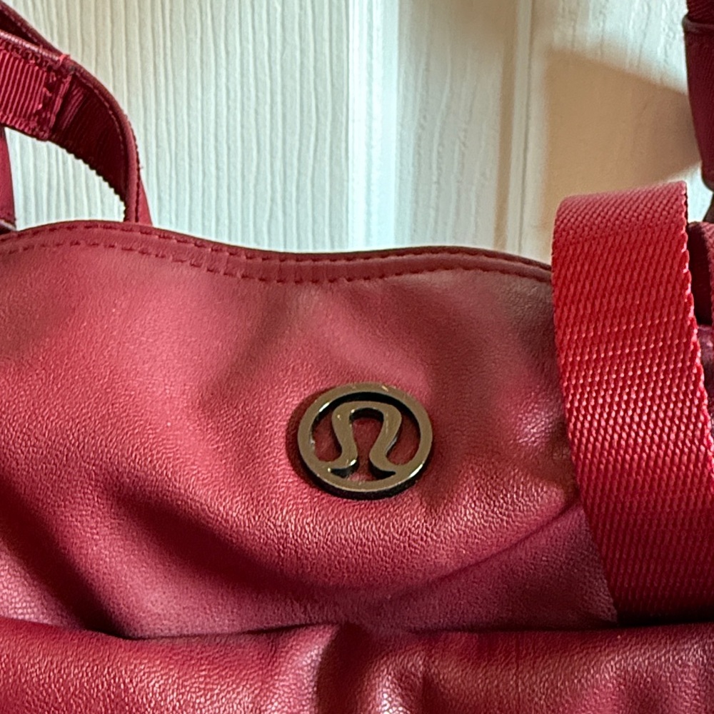 🍋 Lululemon: Elegant Burgundy Tote Bag - Picture 2 of 16